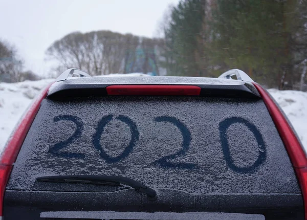 2020 年までに書かれた番号が車の後ろの窓を閉じ車の雪します 2020 新年あけまして — ストック写真
