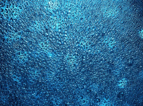 Viele Wassertropfen Auf Blauem Fensterglas — Stockfoto