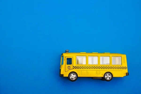 Sárga Iskolabusz Műanyag Fém Játék Elszigetelt Háttér Kék Papír Modell — Stock Fotó