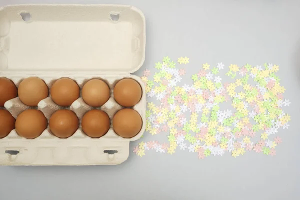 Vista Superior Huevos Pollo Marrones Caja Blanca Cartón Flores Concepto — Foto de Stock