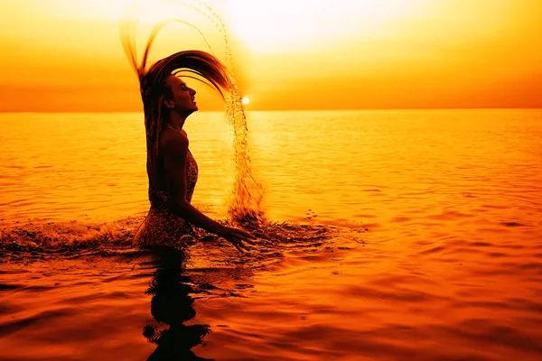 Красуня Модель Дівчина Розщеплює Воду Волоссям Дівчина Підліток Плаває Бризкає — стокове фото
