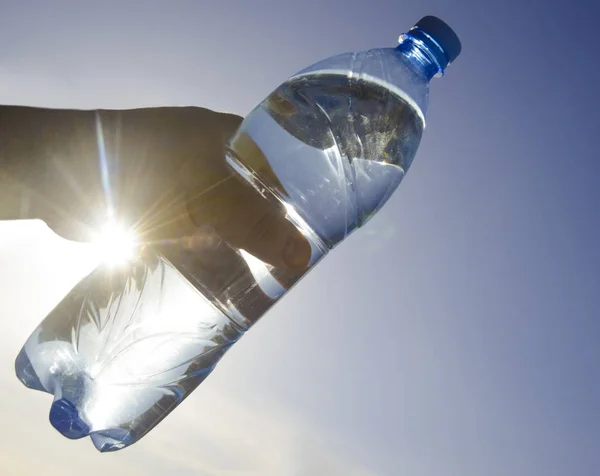 Mano Masculina Celebración Botella Vidrio Transparente Con Agua Potable Transparente —  Fotos de Stock