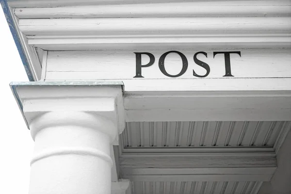 Sinal Vintage Correios Edifício Madeira Branco Letras Que Formam Palavra — Fotografia de Stock