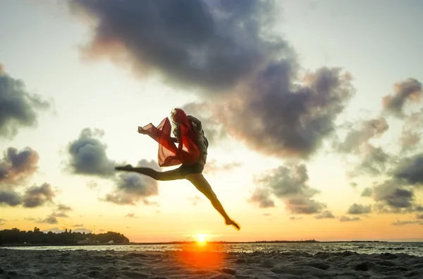 Junge Frau Springt Mit Rotem Stoff Einen Strand — Stockfoto