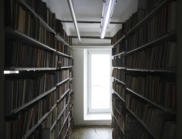 Libros Una Biblioteca Blanca Estantes Cerca Ventana Viejo Fondo Biblioteca — Foto de Stock