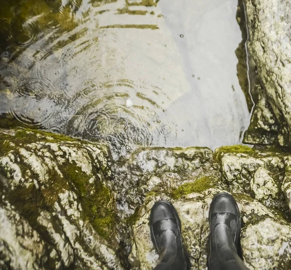 Los Pies Humanos Camino Piedra Una Cascada Bosque Vida Silvestre —  Fotos de Stock