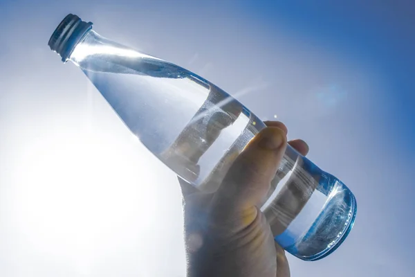 Мужчина Рука Держит Прозрачную Стеклянную Бутылку Чистой Питьевой Водой — стоковое фото