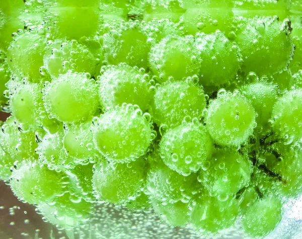 Uvas Verdes Frescas Close Uva Caindo Copo Água Fundo Vermelho — Fotografia de Stock