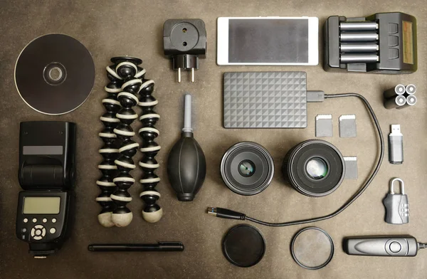 Arbeitsbereich Des Fotografen Draufsicht Mit Schwarzem Tisch Fotoflas Objektiv Smartphone — Stockfoto