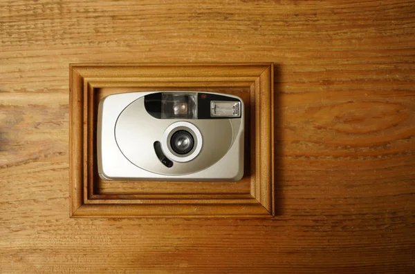 Cámara Fotos Retro Dentro Del Marco Fotos Sobre Fondo Madera — Foto de Stock