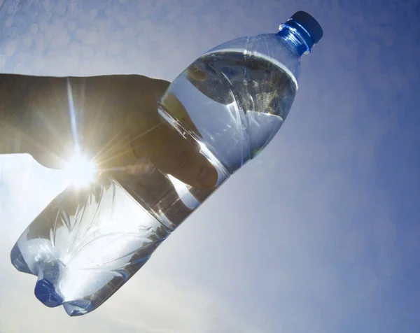 Мужчина Рука Держит Прозрачную Стеклянную Бутылку Чистой Питьевой Водой — стоковое фото