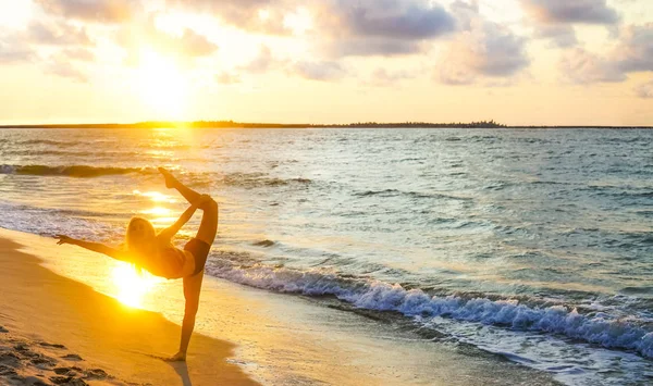 Piękna Młoda Kobieta Robi Ćwiczeń Fitness Plaży — Zdjęcie stockowe