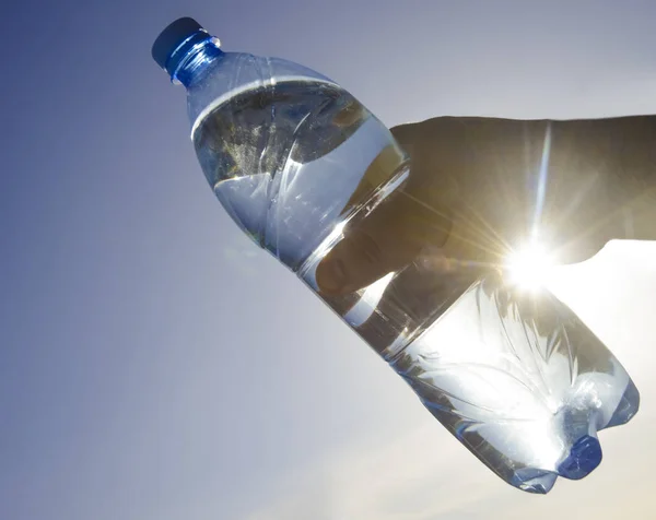 Mano Masculina Celebración Botella Vidrio Transparente Con Agua Potable Transparente —  Fotos de Stock