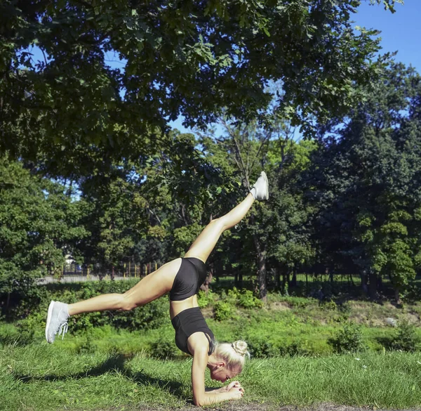 Sport Kvinna Gör Handstående Yogaövning Står Hennes Underarmar Med Raka — Stockfoto