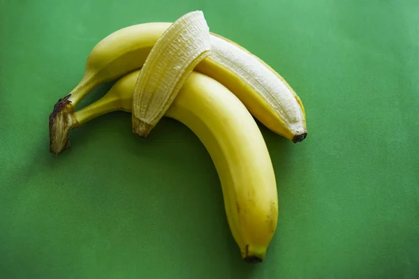緑の背景に分離された つのバナナ 愛と優しさ サイン シンボル カップルの包含の概念 — ストック写真