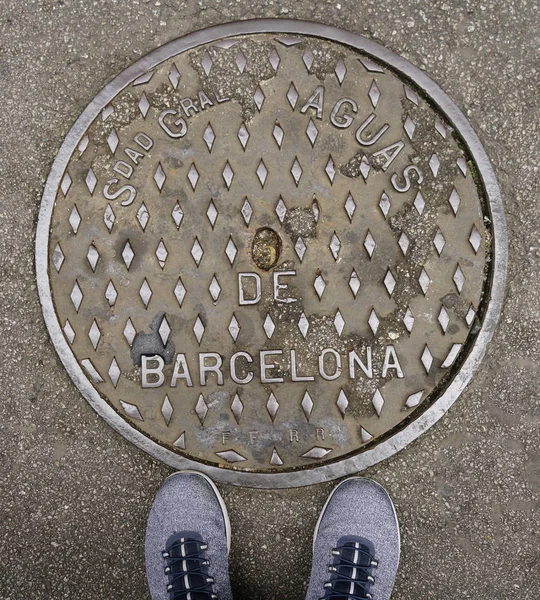 Підліток Кросівках Ноги Стоячи Міські Кришки Люків Барселоні Іспанія Вид — стокове фото