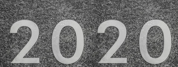 2020 Tahun Baru Bahagia Nomor Logam Pada Dinding Batu — Stok Foto