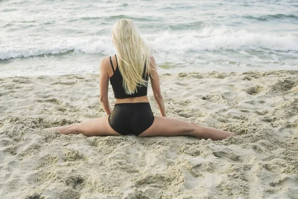Κορίτσι Κάνει Σπάγγος Στην Παραλία Γυμναστική Γιόγκα — Φωτογραφία Αρχείου