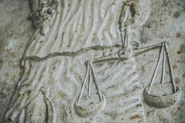 Femida Frau Kostüm Einer Steinstatue Femida Die Göttin Der Gerechtigkeit — Stockfoto