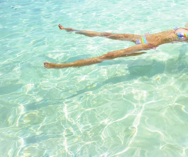 Vrouw Kleurrijke Bikini Liggend Het Water Tropisch Strand — Stockfoto