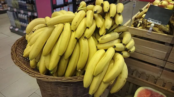 Желтые Бананы Супермаркете Корзине — стоковое фото
