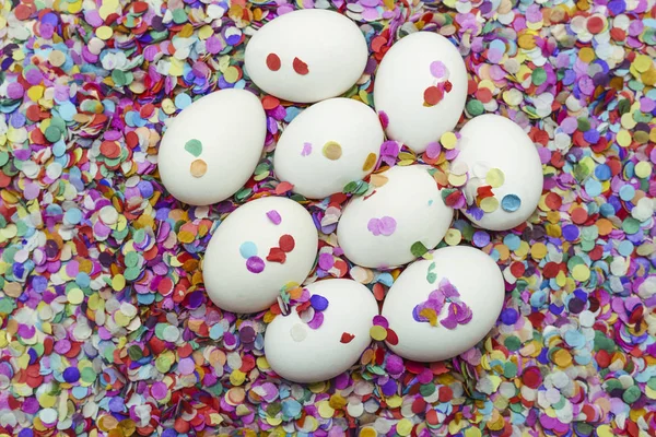 Witte Pasen Eggson Vele Kleurrijke Geschilderde Confetti Gelukkige Pasen Achtergrond — Stockfoto