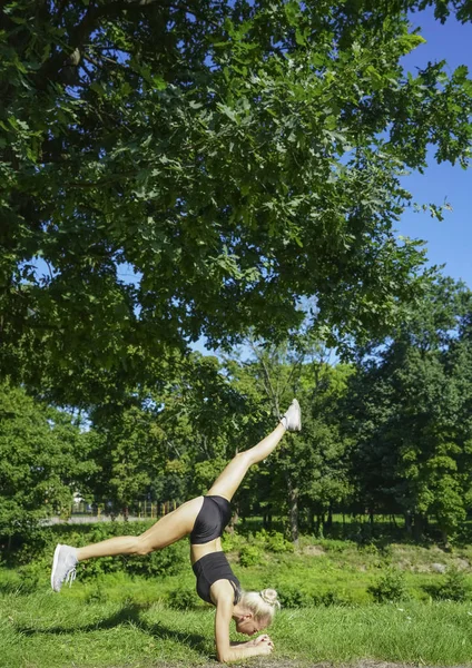 Esporte Mulher Fazendo Handstand Ioga Exercício Seus Antebraços Com Pernas — Fotografia de Stock
