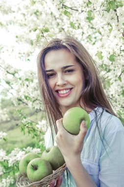  elma çiçek açan elma ağacı arka planda tutan genç güzel kadın 