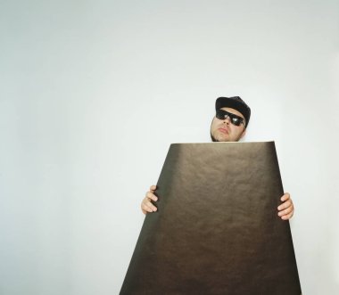 Siyah duvar kağıdı bir rulo ile emin erkek iç tasarımcı  