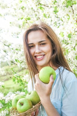  elma çiçek açan elma ağacı arka planda tutan genç güzel kadın 