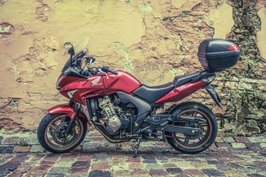 Tallinn, Estonya-Temmuz 03, 2018: motosiklet Honda cbf600 beton duvar arka planda eski şehirde Park, yan görünüm.