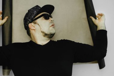 Siyah duvar kağıdı bir rulo ile emin erkek iç tasarımcı  