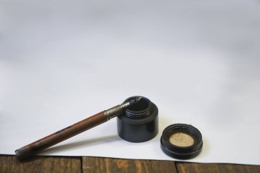 ahşap masada boş harf ile mürekkep ve tüy dolma kalem.