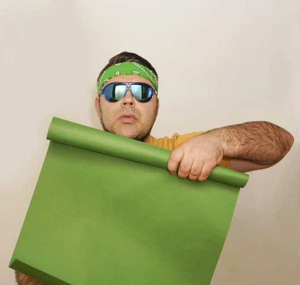 Designer Intérieur Masculin Confiant Avec Rouleau Papier Peint Vert Sur — Photo