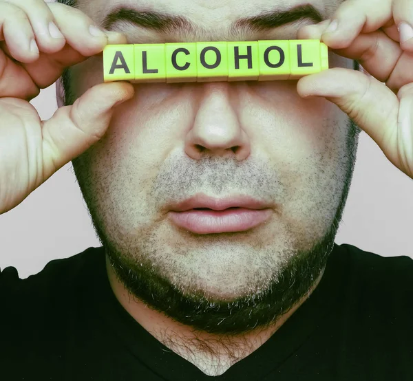 Woorden Alcohol Uit Gele Blokken Jonge Man Met Blokjes Buurt — Stockfoto