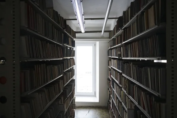 Boeken Een Witte Bibliotheek Planken Buurt Van Venster Oude Bibliotheek — Stockfoto
