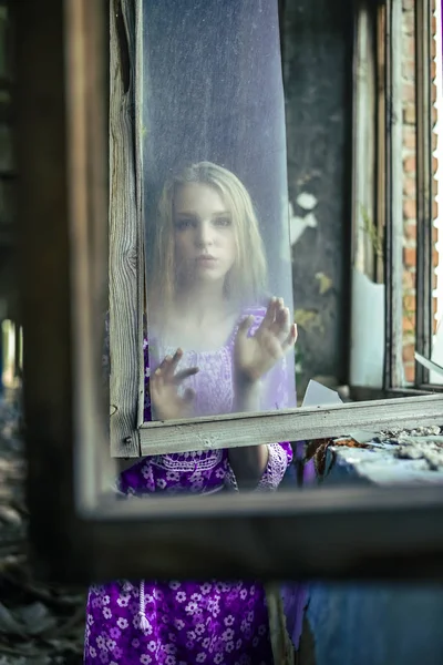 Jeune Femme Adulte Par Fenêtre Sale — Photo