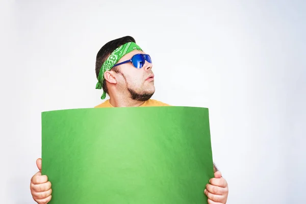 Designer Intérieur Masculin Confiant Avec Rouleau Papier Peint Vert — Photo