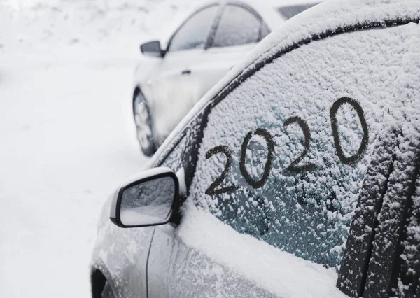 2020年に数字が書かれた車の雪 車の後ろの窓を閉じます 2020年おめでとう新年 — ストック写真
