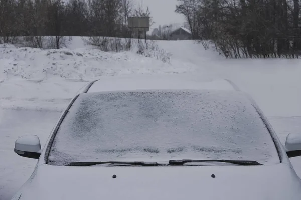 Voiture Gelée Recouverte Neige Jour Hiver Vue Vitre Avant Pare — Photo