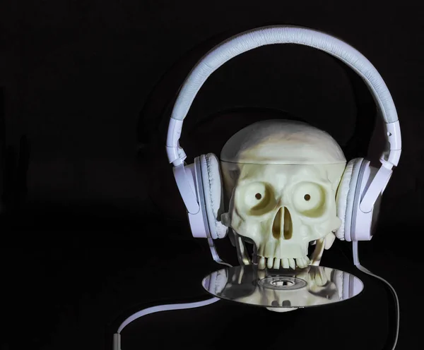 Menschlicher Schädel Mit Kopfhörer Dvd Mund — Stockfoto