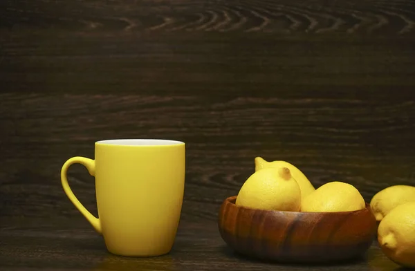 Желтая Чашка Чаем Лимонами Черном Деревянном Фоне — стоковое фото