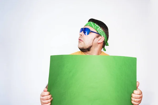緑の壁紙のロールを持つ自信を持って男性のインテリアデザイナー — ストック写真