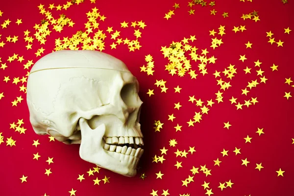 Menschlicher Schädel Aus Kunststoff Isoliert Auf Rotem Hintergrund Mit Goldenen — Stockfoto
