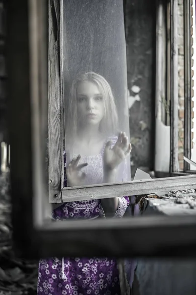 Młoda Kobieta Dorosłych Przez Brudne Okna — Zdjęcie stockowe