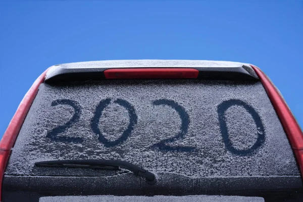 Χιόνι Στο Αυτοκίνητο Όπου Τον Αριθμό Γραμμένο 2020 Κοντινό Πίσω — Φωτογραφία Αρχείου