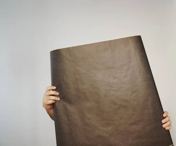 Homem Com Folha Papel Preto Pessoa Irreconhecível — Fotografia de Stock