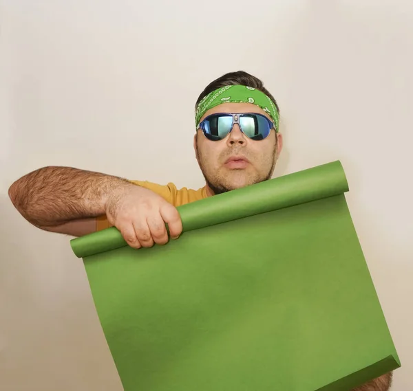 Designer Intérieur Masculin Confiant Avec Rouleau Papier Peint Vert Sur — Photo