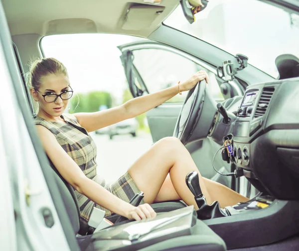 Biznes Kobieta Samochodzie Odwracając Poważne Patrząc Pasażera — Zdjęcie stockowe