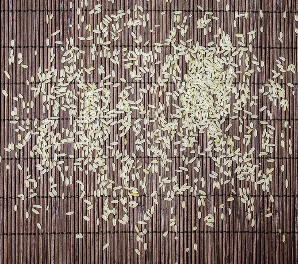 白色米在棕色竹子背景 天然背景上的有机大米 平坦的布局 顶视图 — 图库照片